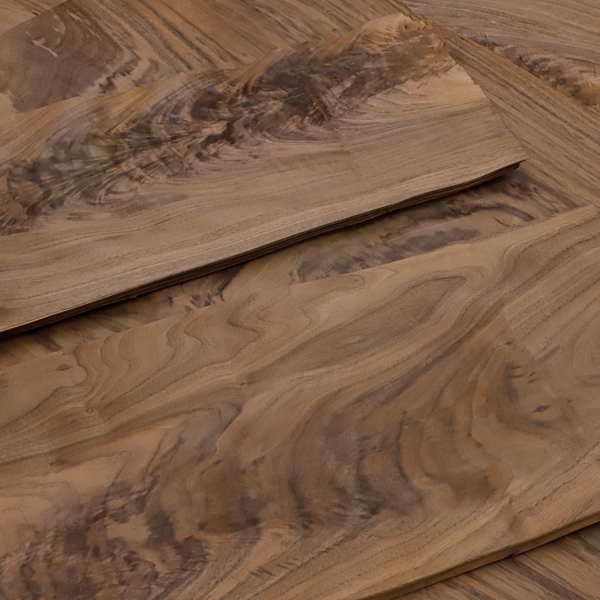 Фасад в натуральном шпоне «Орех Американский пирамида»